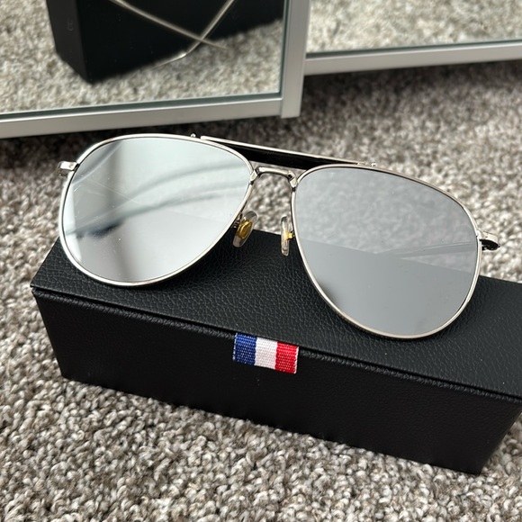 Mirrored aviator sunglasses